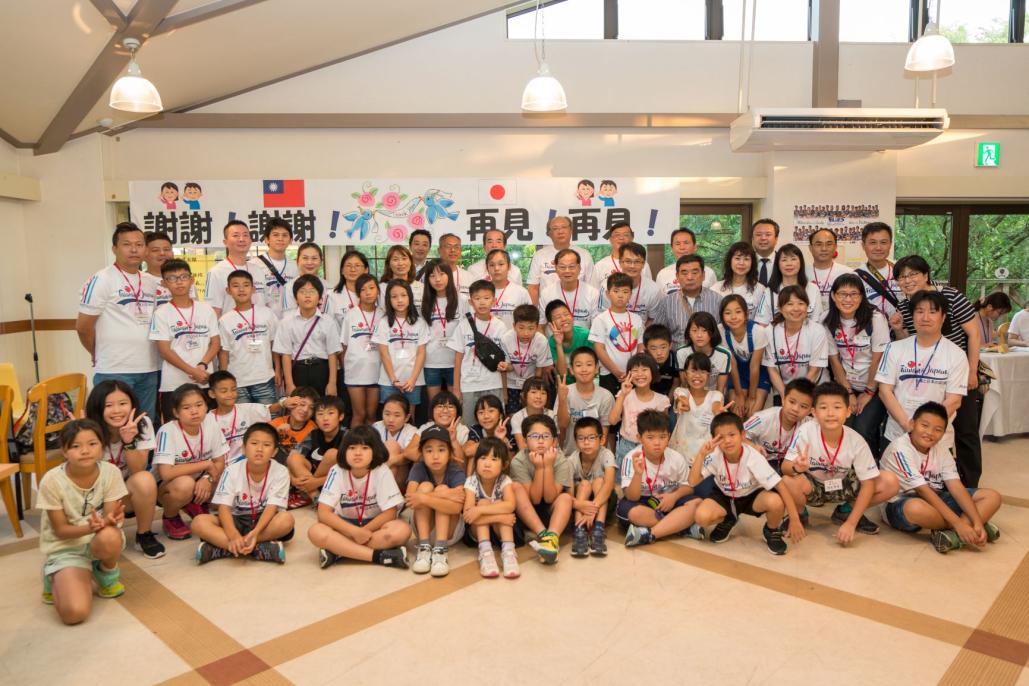 9日夜のお別れ会で両国児童と受入家族、台湾交流会の方も一緒に記念撮影