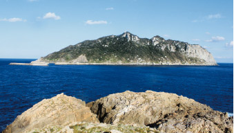 追加指定されている小屋島から見た沖ノ島の画像