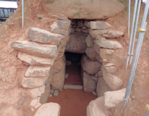 石室入口の画像