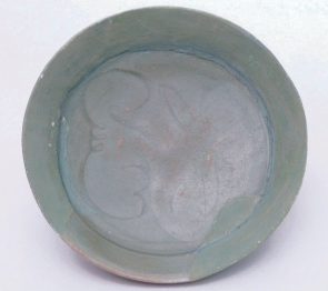 久原遺跡の発掘調査で発見された白磁の皿