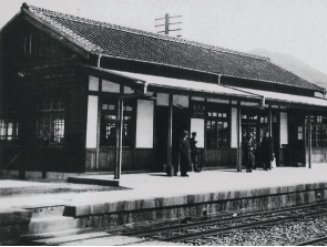 今ではすっかり姿を変えた昭和14年ごろの赤間駅の画像