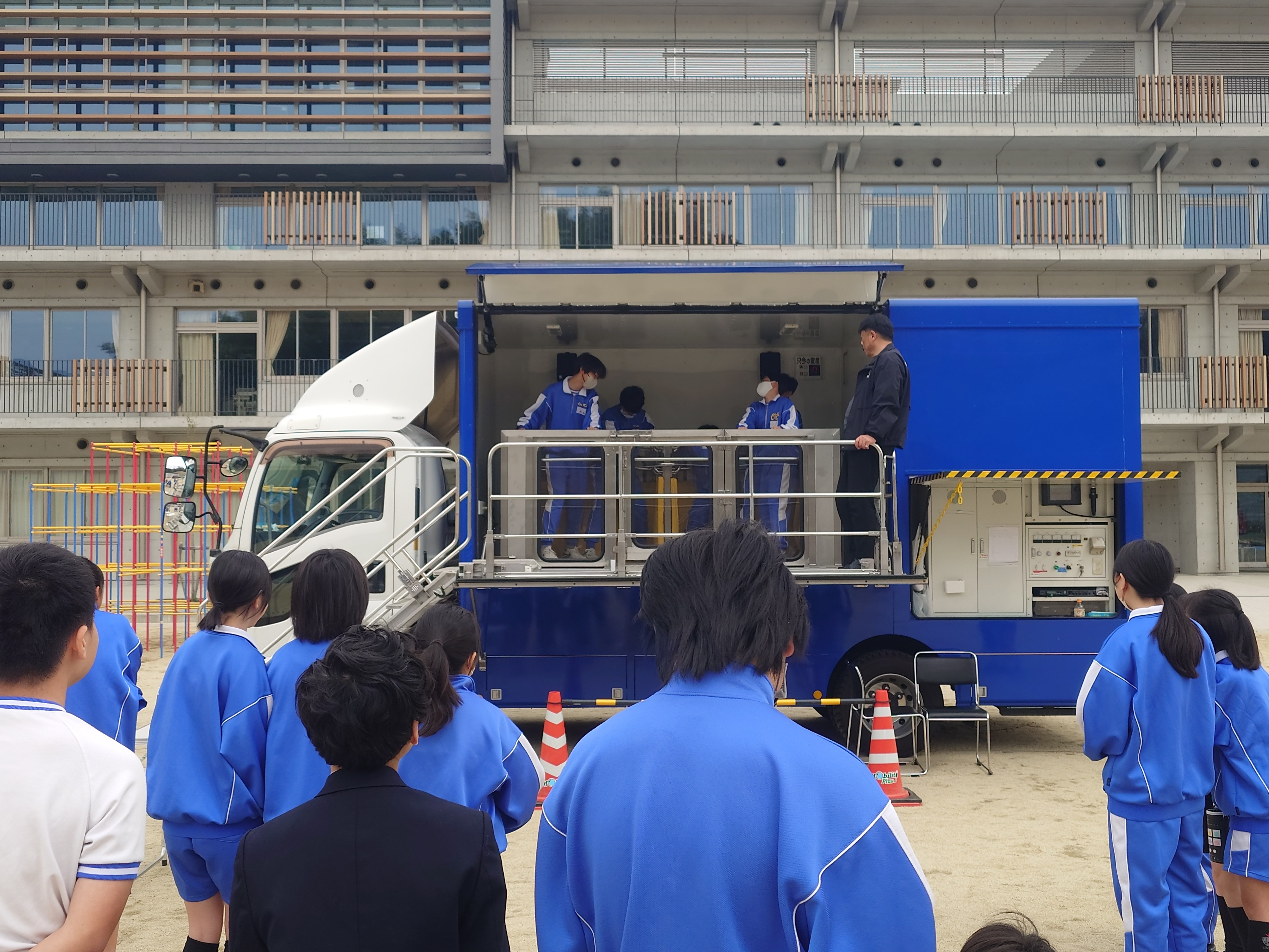 起震車