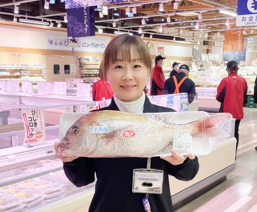 大きな魚を持つ女性の写真