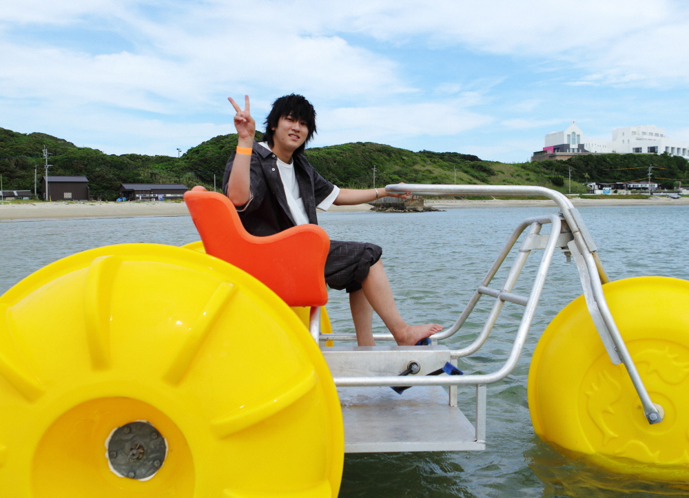 海を走る三輪車