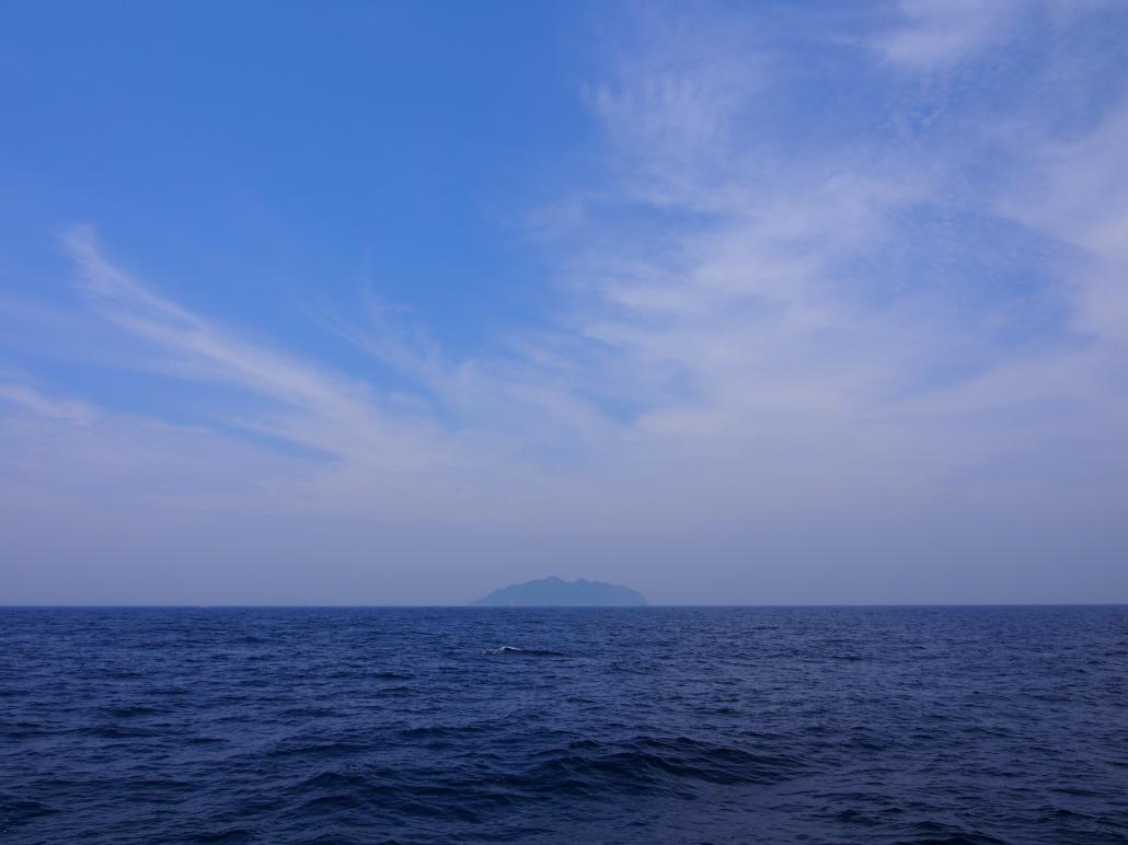 沖ノ島遠景