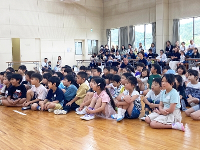 06真剣に話を聞く60人の子どもたち。会場の両サイドは見学の保護者がずらり