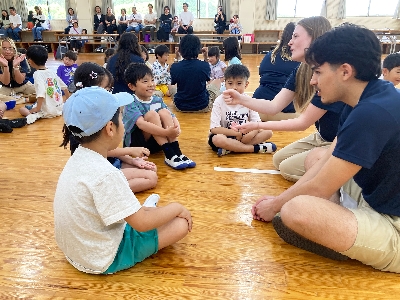 02緊張気味の子どもたちも、ジェスチャーで笑顔に