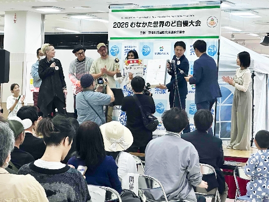 12-優勝し賞を受け取るデザさん