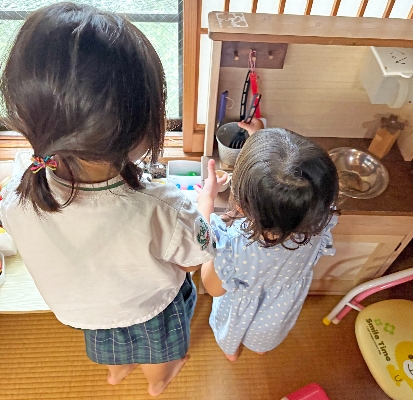 キッチンのおもちゃでおままごと