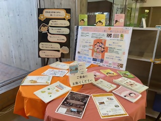 市役所本館入り口横
