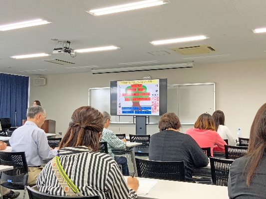 03-問題行動の見えない根っこ（原因）を示すスライド