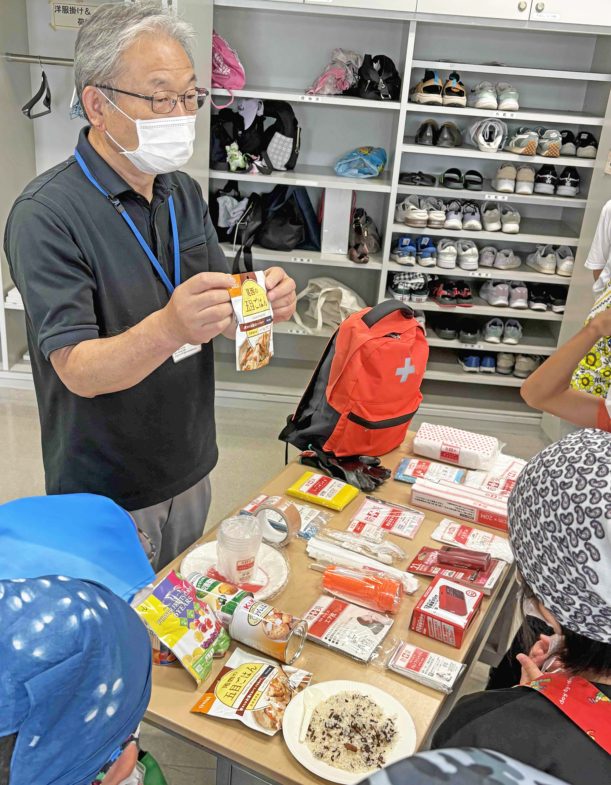 14-避難時の持ち出し品の見本を見せてくれました