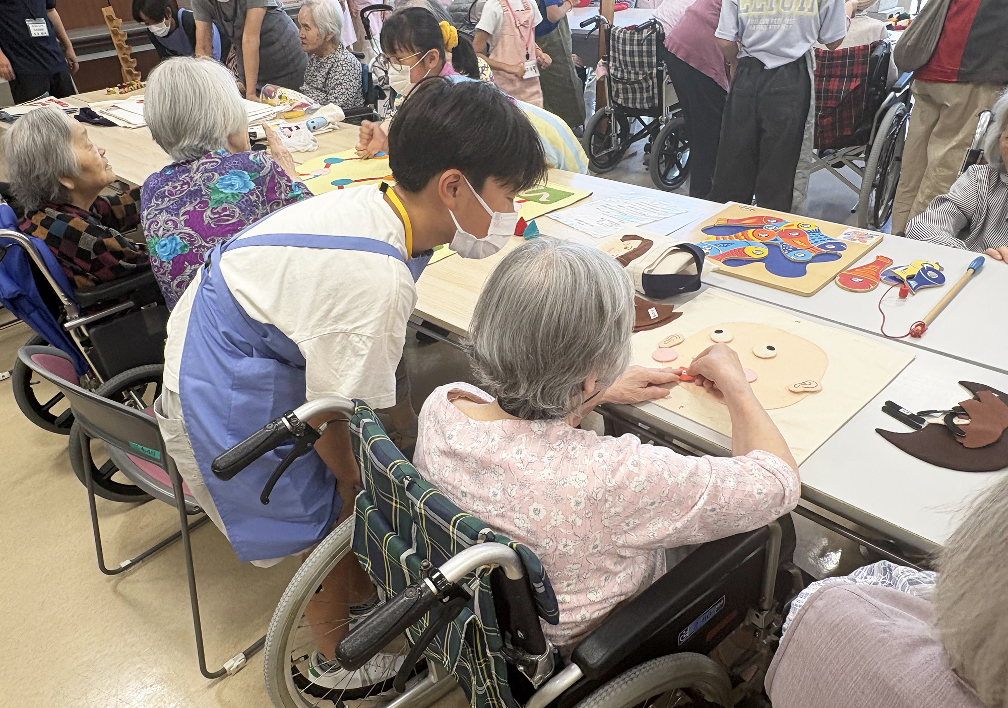 10-布製の福笑いにチャレンジ！優しく見守ります