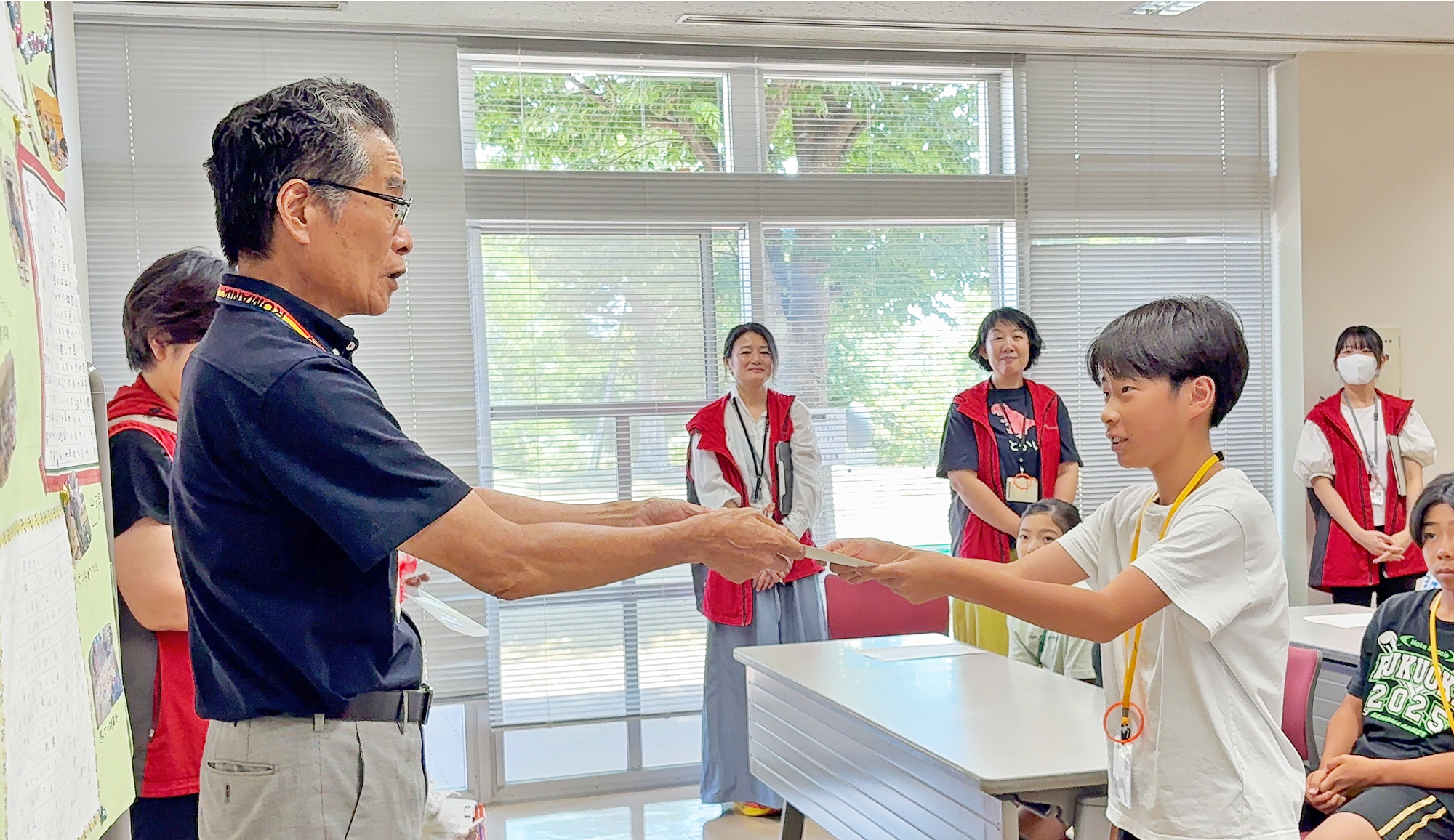 15-こども福祉員任命式で賞状を受け取ります