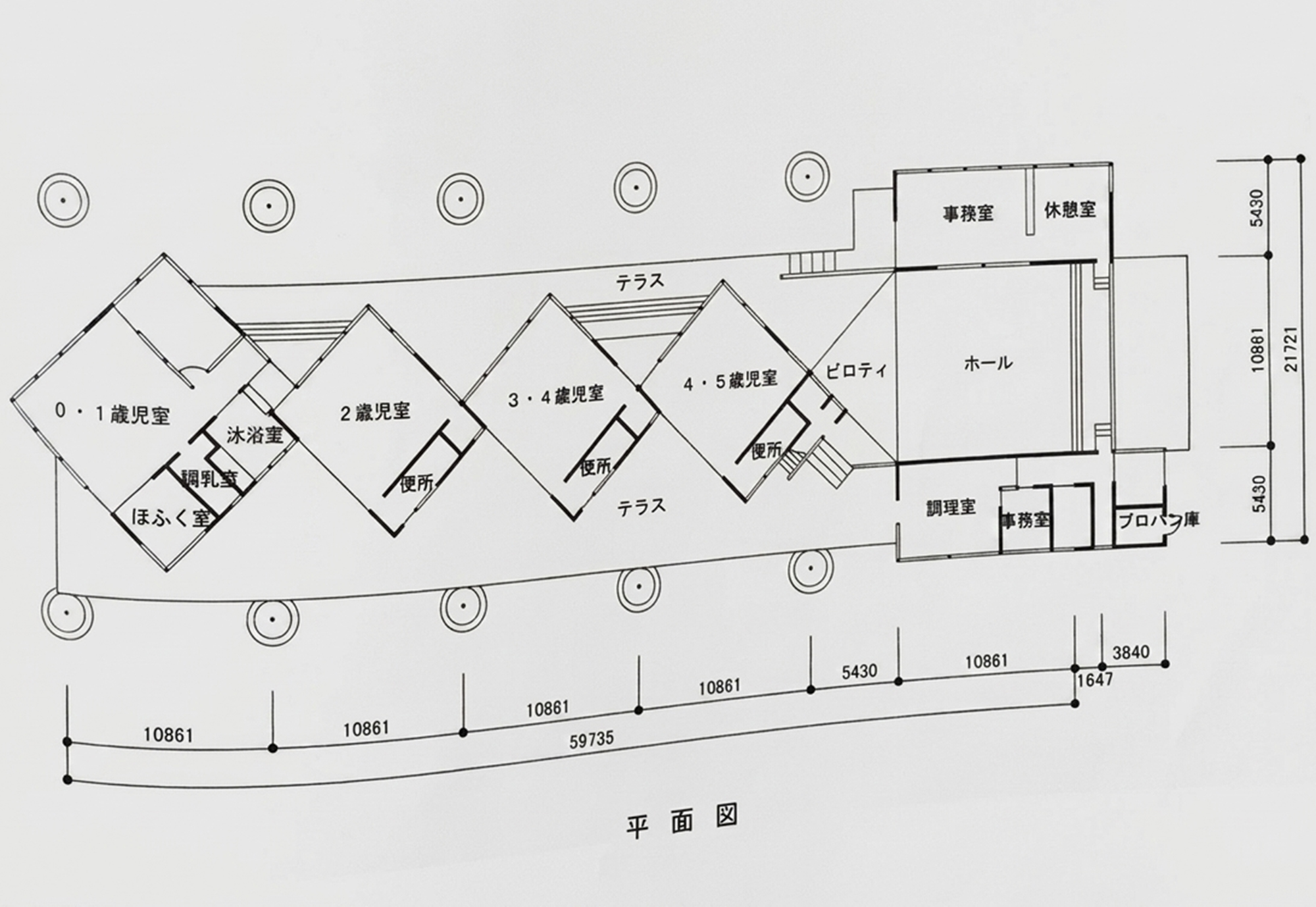 09-斜めに並ぶ保育室と豊かなテラス