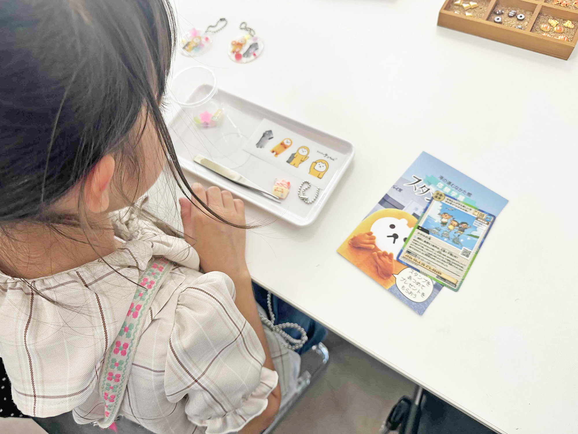 02-テンちゃんのシールや、色とりどりのパーツを配置