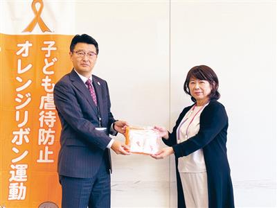 全市立学校の教職員分の「オレンジリボン」を作成し教育長へ