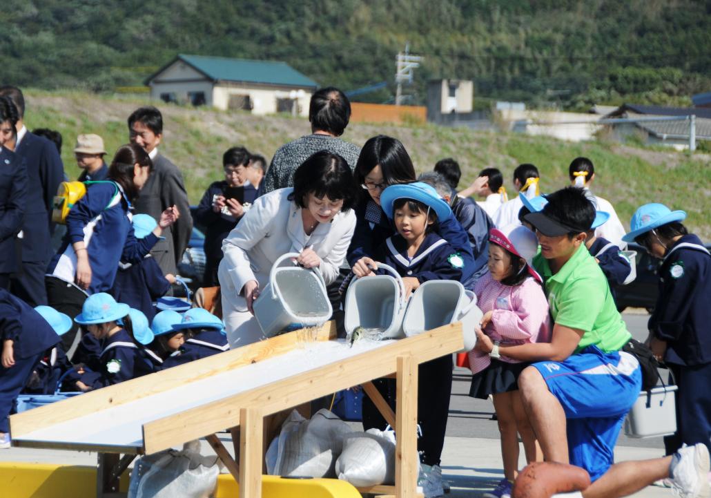 稚魚放流の画像