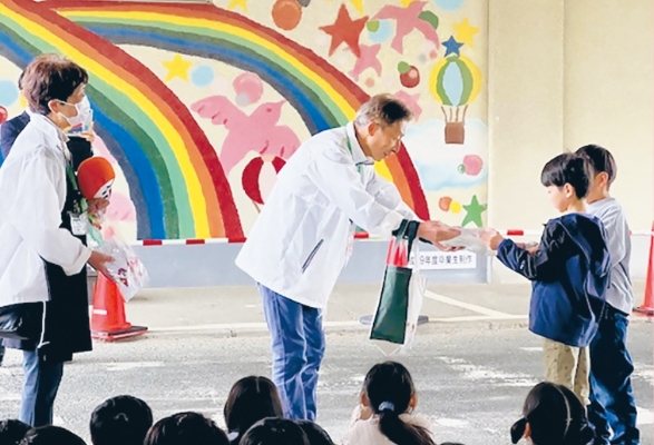 ひまわりの種贈呈式の様子（４月23日、日の里西小学校）