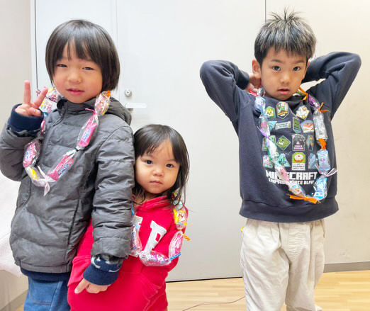 10　キャンディレイを首にかけた子どもたち