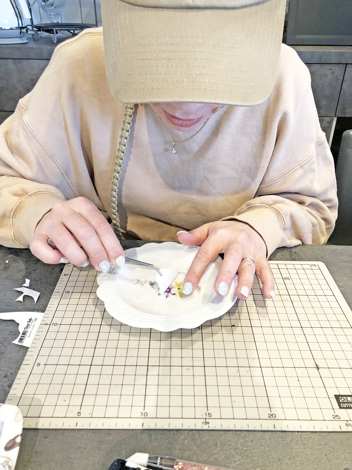 10　選んだ転写紙を専用の接着剤で貼り付ける