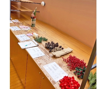 07装飾は、梅の花・松ぼっくり・おりがみなど多数用意