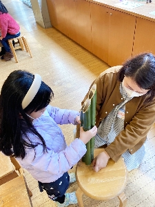 14鮮やかな青緑色になった竹３本を麻紐で縛る