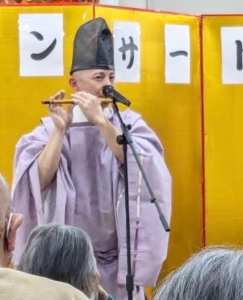 22篠笛を演奏する大司さん