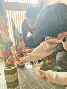 24息子に門松づくりを手伝ってもらいました