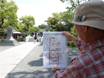 古絵図を手に宗像大社を巡る様子