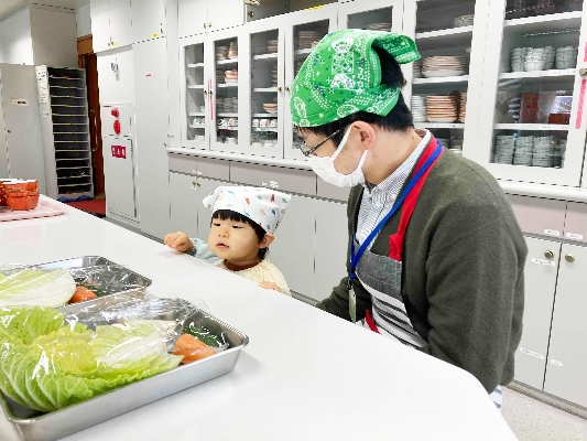 06　食材を見ながら、何を作るのかな？と楽しそう