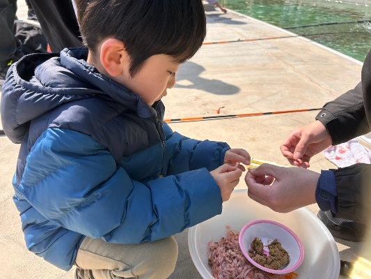 03　釣り餌の付け方を教えてもらう