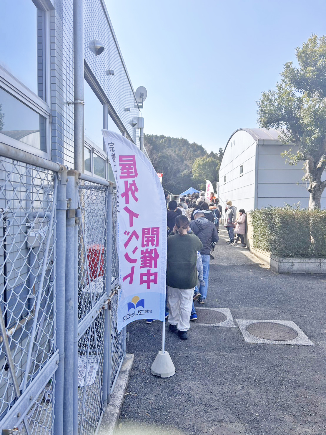 01　会場には多くの人が