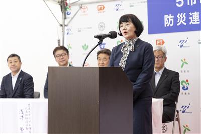 あいさつする市長