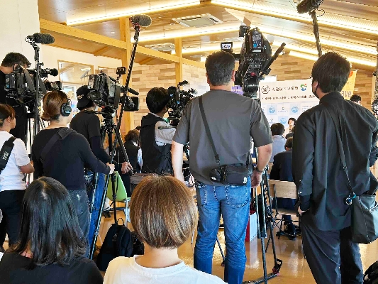 02　会見前のようす。テレビでも放送されました