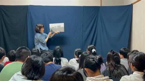 しかけ絵本の語りにみんな夢中