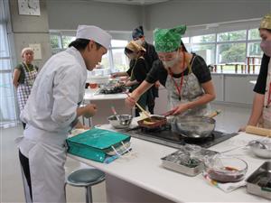 料理長指導の様子２