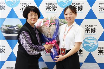 左から伊豆市長、向井瑠杏選手