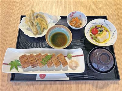 『鐘崎天然穴子の押し寿司御膳』穴子の押し寿司、穴子と野菜の天ぷら、茶碗蒸し、小鉢、サラダ、味噌汁付き