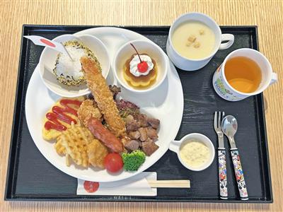 『お子様ランチA』スープ、ジュース、デザート付き