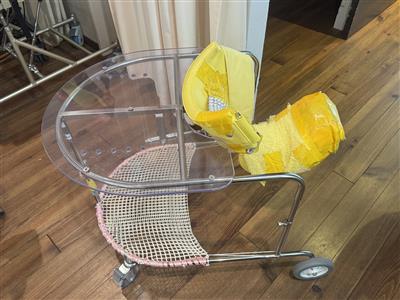 廊下には利用者様に合わせた医療器具が。これは股関節に負担がかからず立つことが体験できる補助具。