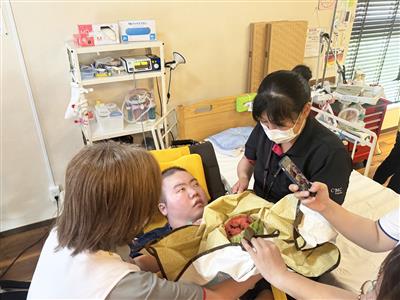 利用者様がスイカ割りをする様子。スイカが割れるとスイカの甘い香りが広がってきました。割れたスイカは利用者様がミキサーにかけて実際に試食もされます。