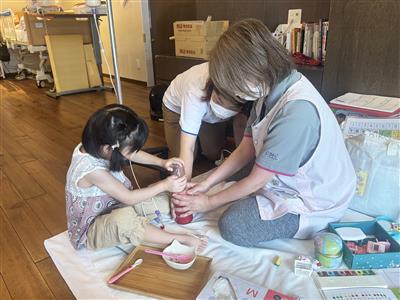 利用者様がスイカ割りをする様子。スイカが割れるとスイカの甘い香りが広がってきました。割れたスイカは利用者様がミキサーにかけて実際に試食もされます。