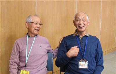 まっちゃんの部屋で活動している松下さん（右）と熊さん（左）