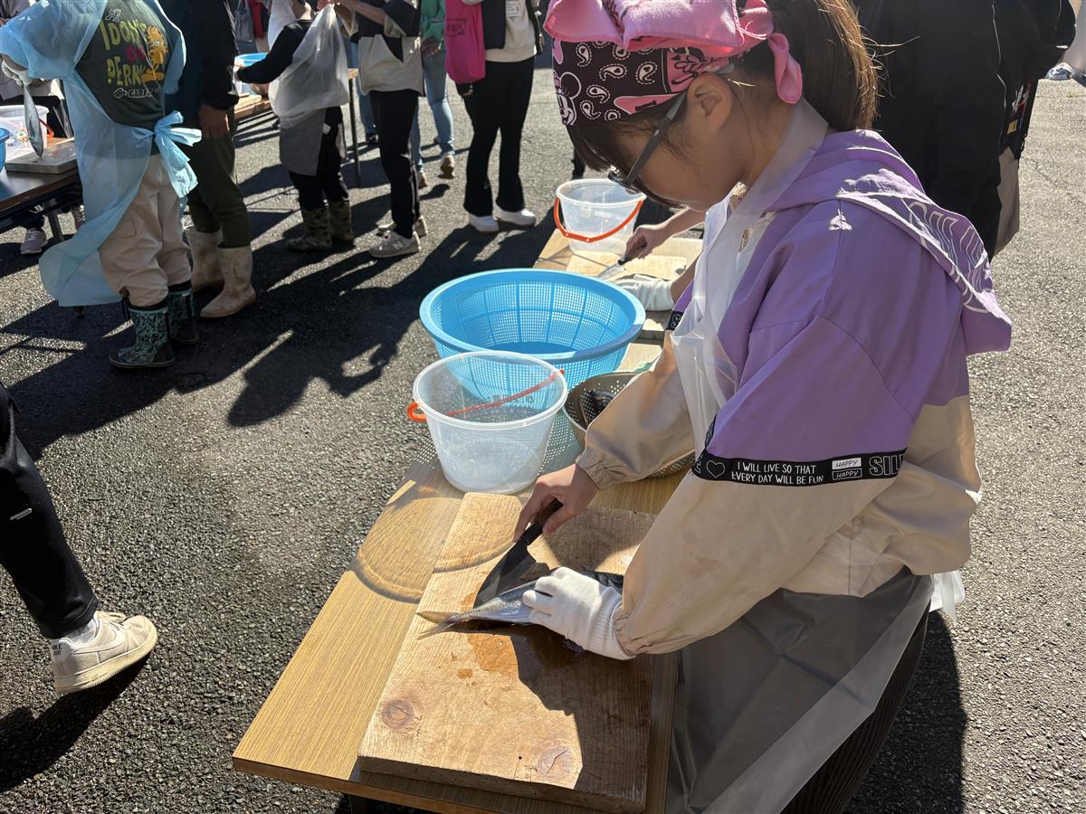 3年生から5年生の児童を対象とした「魚の開き」体験学習を実施しました。の画像