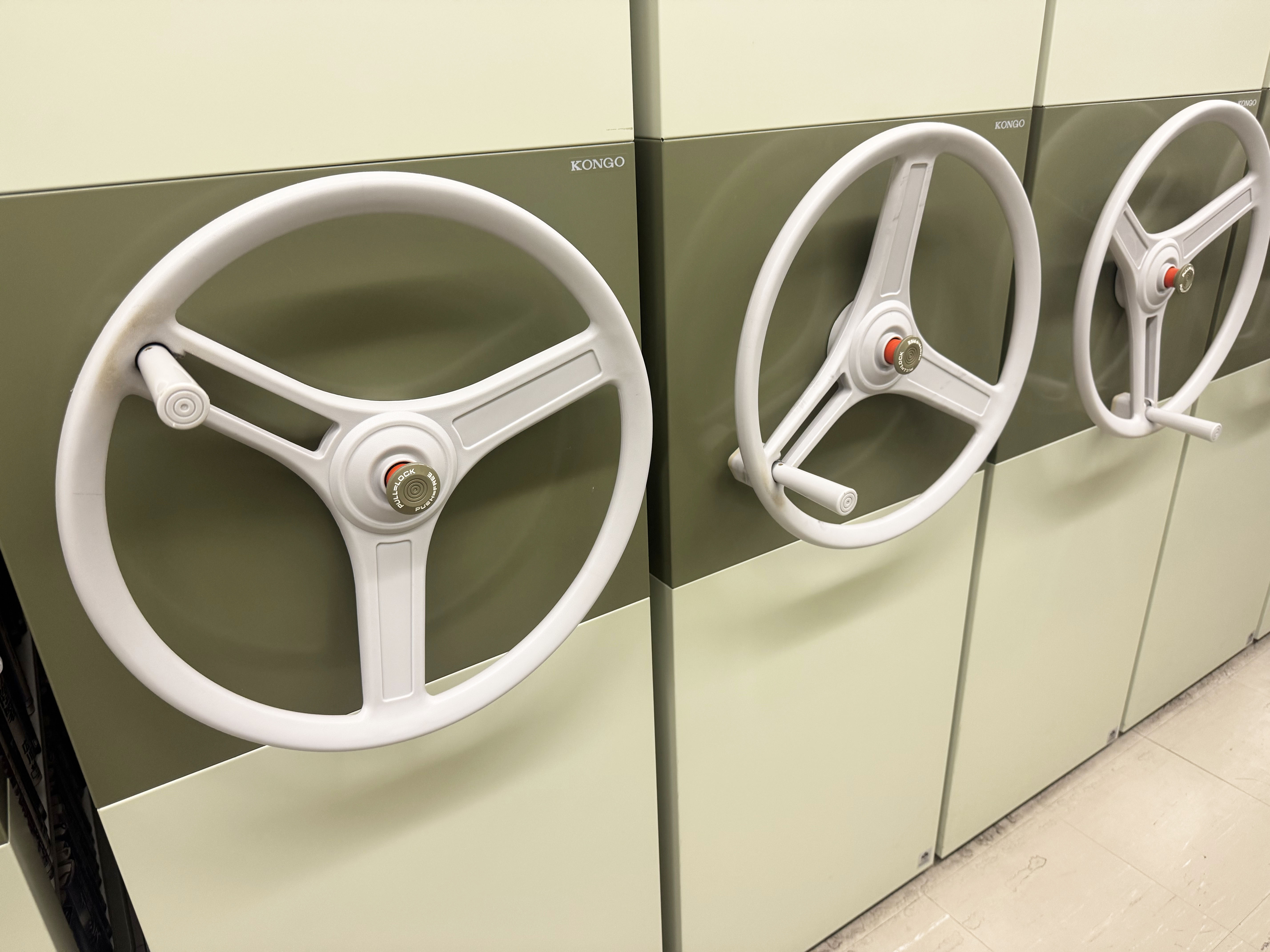 23　書庫内のハンドル