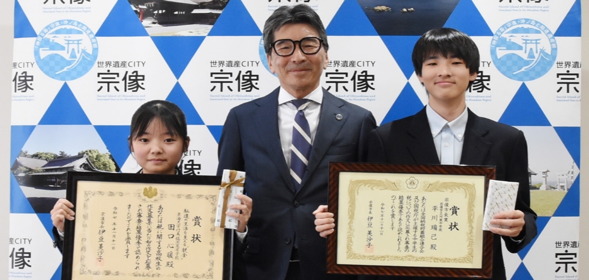 市役所で１１月１７日に実施された表彰式（田口さん、河野副市長、平川さん）