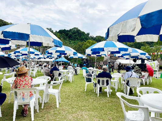 03 テーブルに座るお客さんたち