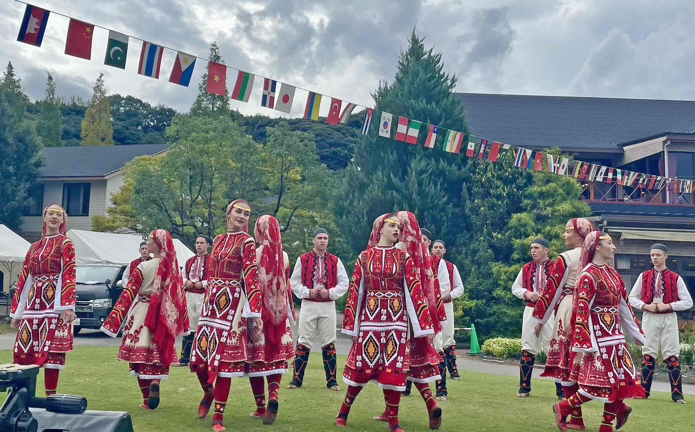 07 赤い衣装で踊る女性ダンサー