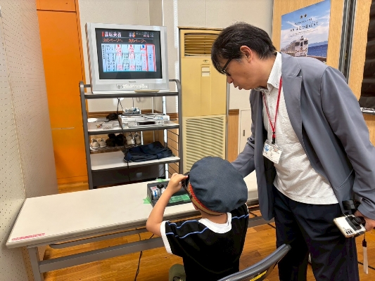 16 運転士の帽子をかぶって発進！